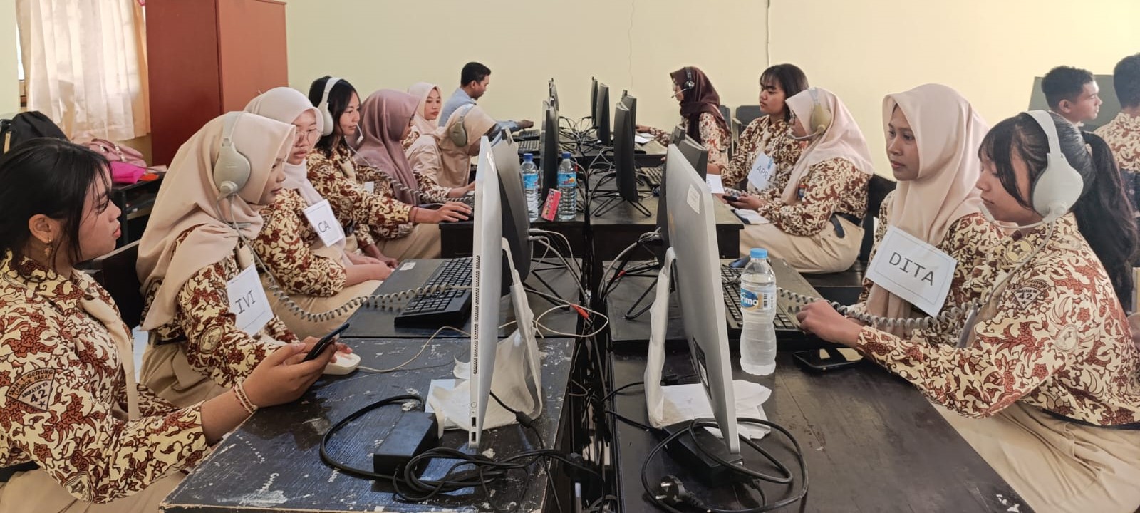 Puluhan siswa SMAN 1 Gerung berinteraksi secara virtual melalui World Classroom dengan Nakaima Junior High School, Okinawa, Jepang di sekolah setempat, Kamis (25/9).