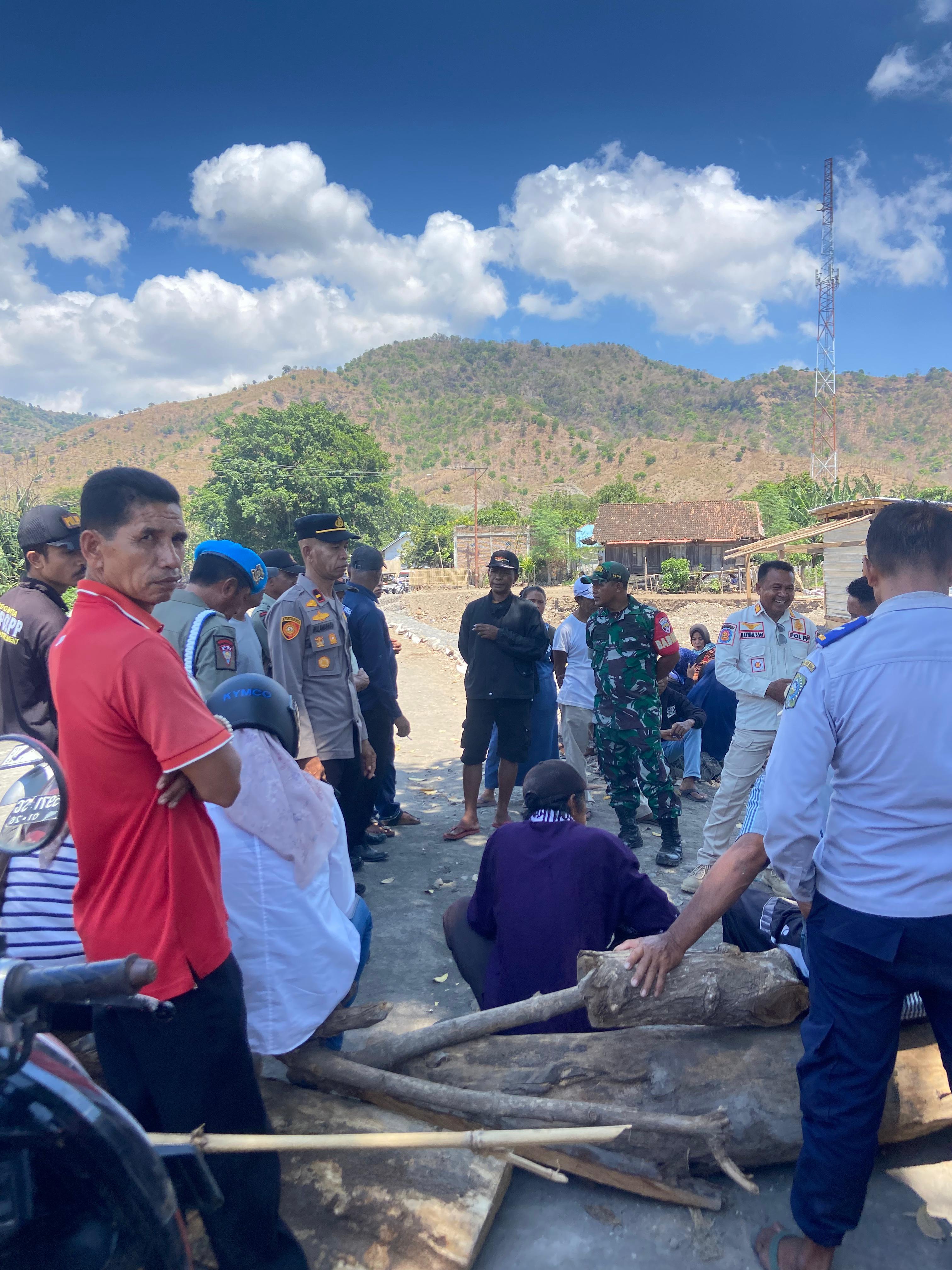 Warga terdampak banjir di Desa Nanga Wera, Kecamatan Wera, Bima, memblokade jalan, Kamis (25/9).