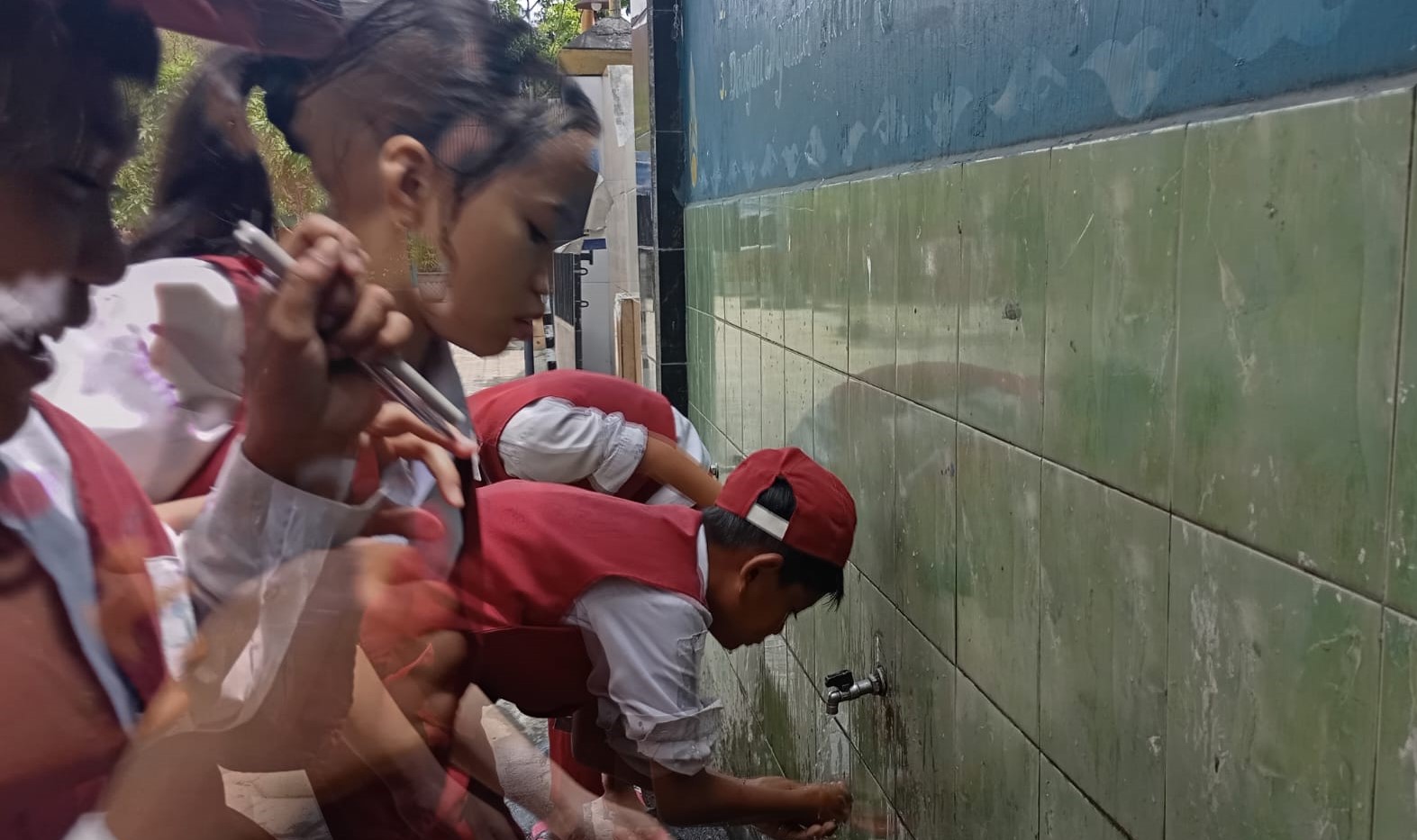 Murid SDN 3 Ampenan saat berwudhu di sekolah setempat. Sekolah fokus tingkatkan literasi dan numerasi.