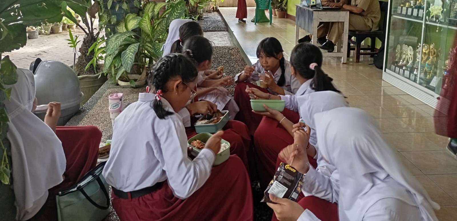 Sejumlah murid SDN 19 Cakranegara sarapan bersama di halaman sekolah setempat.Sekolah integrasikan AI dalam pembelajaran.