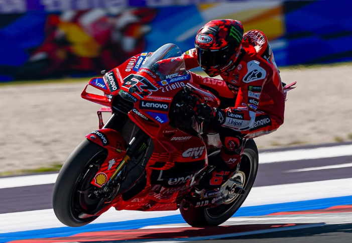 Francesco Bagnaia perkasa di FP1 MotoGP Jepang 2025. Rider Ducati kalahkan Jorge Martin dan Marc Marquez di Sirkuit Motegi.
