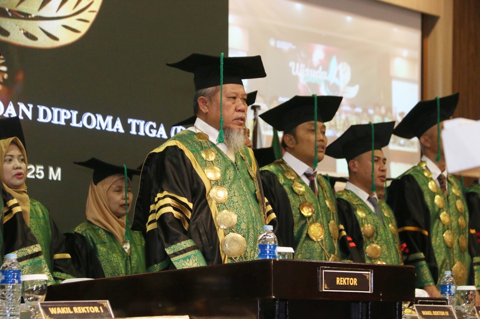 Rektor UMMAT, Drs. Abdul Wahab, MA saat memimpin pelaksanaan Wisuda Angkatan ke-61 Ummat pada 24&ndash;25 September.
