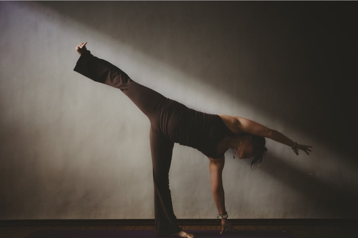 GERAKAN YOGA: Owner Sierly Yoga Studio saat menunjukkan salah satu gerakan yoga.
