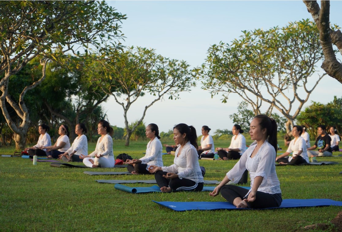 LEBIH DARI OLAHRAGA: Anggun Wijaya bersama komunitas yoga di The Nusa Dua Bali beberapa waktu lalu.