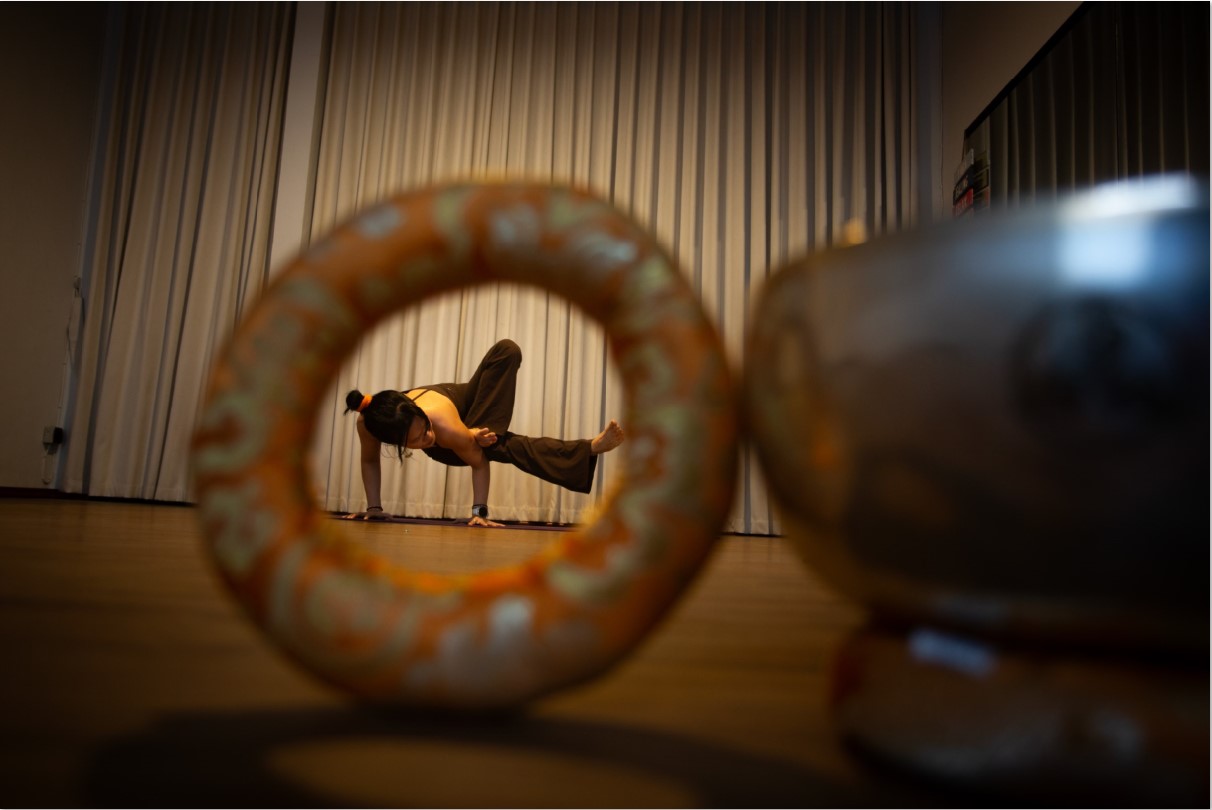GERAKAN YOGA: Owner Sierly Yoga Studio saat menunjukkan salah satu gerakan yoga.