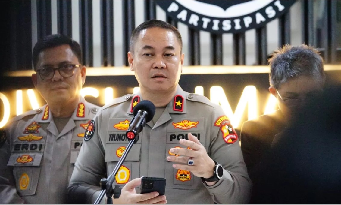 Karopenmas Divisi Humas Polri Brigjen Trunoyudo Wisnu Andiko jelaskan ada&nbsp;&nbsp;mutasi di tubuh Polri kembali bergerak. Sebanyak 60 perwira tinggi (pati) dan perwira menengah (pamen) masuk promosi.