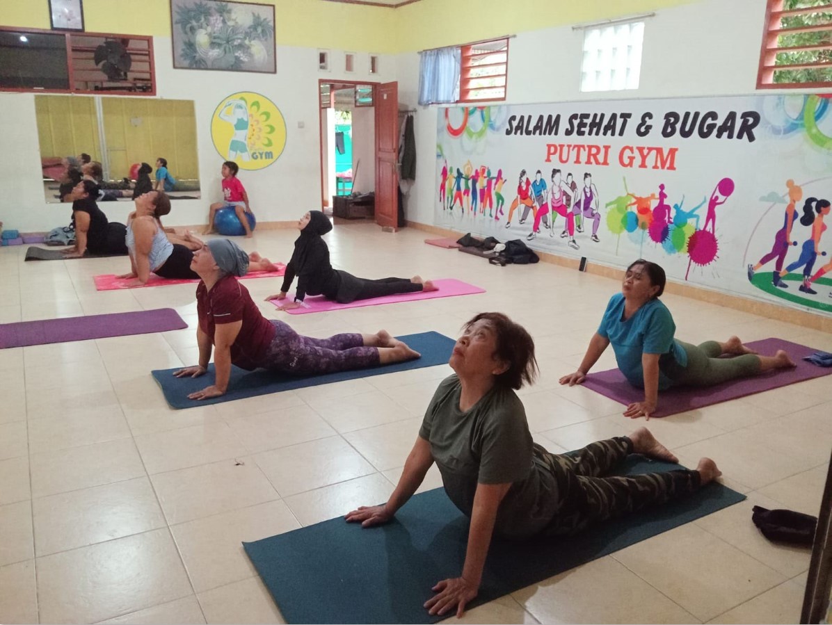 LATIHAN YOGA: Suasana aktivitas yoga di salah satu tempat usaha wellness di Kota Mataram, belum lama ini.