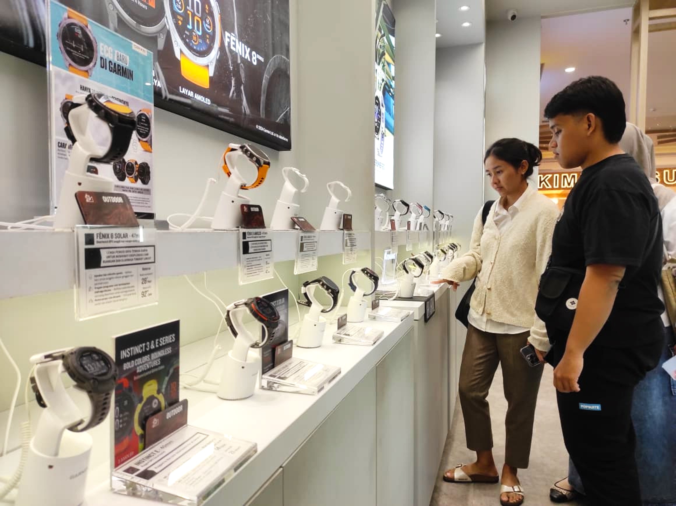 Pengunjung yang tengah melihat produk jam tangan di store Garmin di ground floor LEM, Jumat (26/9).