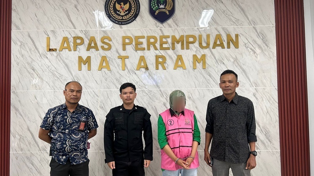 DIPENJARA: Tersangka korupsi penjualan aset Pemkab Lobar berinisial BMF ditahan jaksa, Jumat (26/9).&nbsp;