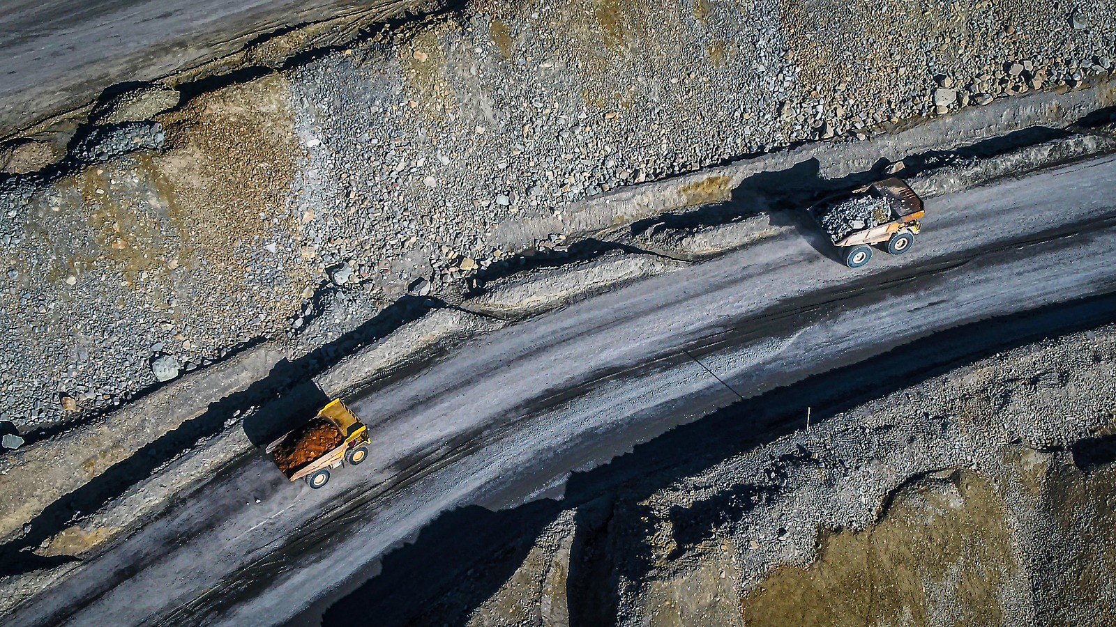 OPERASIONAL: Truk milik PT AMNT mengangkut material bijih emas dari area penambangan menuju fasilitas pengolahan.