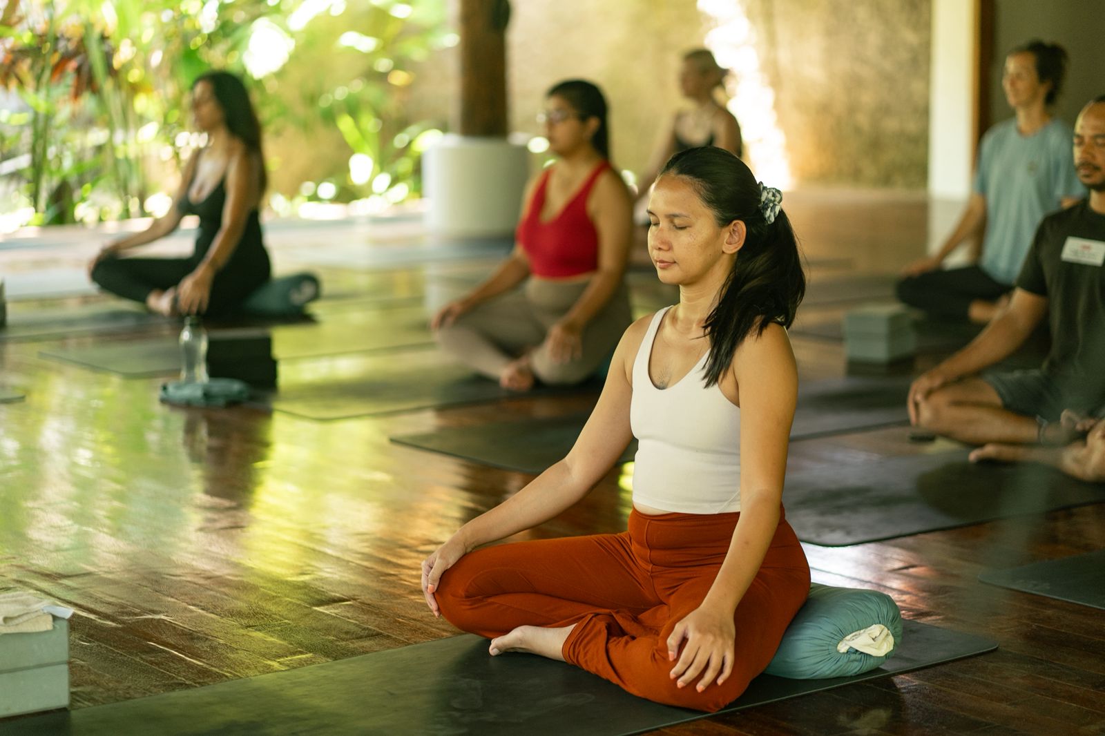 SEGARKAN TUBUH DAN PIKIRAN: Manager sekaligus pelatih Mana Yoga Retreat Dea Putri saat melakukan yoga bersama sejumlah wisatawan di studio kawasan wisata Kuta Mandalika, Lombok Tengah.