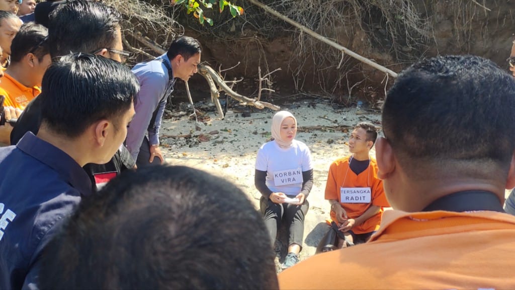 ADA PIHAK KETIGA: Salah satu adegan dalam rekonstruksi kasus pembunuhan di Pantai Nipah. Dalam rekonstruksi ini menggunakan versi pertama, di mana Radiet sebagai korban