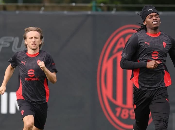 Rafael Leao yang sudah pulih dari cedera berlatih bersama Luka Modric jelang laga AC Milan vs Napoli.