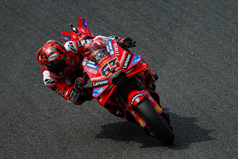 Francesco Bagnaia rebut pole MotoGP Jepang 2025 dengan rekor lap baru di Motegi. Marc Marquez dan Joan Mir lengkapi baris depan.