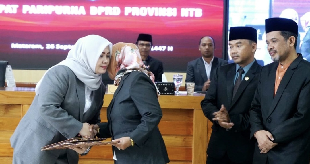 Wakil Gubernur NTB Indah Dhamayanti Putri cipika-cipiki dengan Ketua DPRD NTB Baiq Isvie Rupaeda usai penandatanganan kesempatan bersama P-APBD 2025 dalam sidang paripurna, Jumat (26/9).