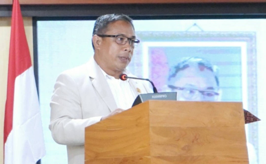 Juru Bicara Banggar DPRD NTB Muhammad Aminurlah saat menyampaikan rekomendasi Banggar DPRD atas P-APBD 2025 di rapat paripurna, Jumat (26/9).