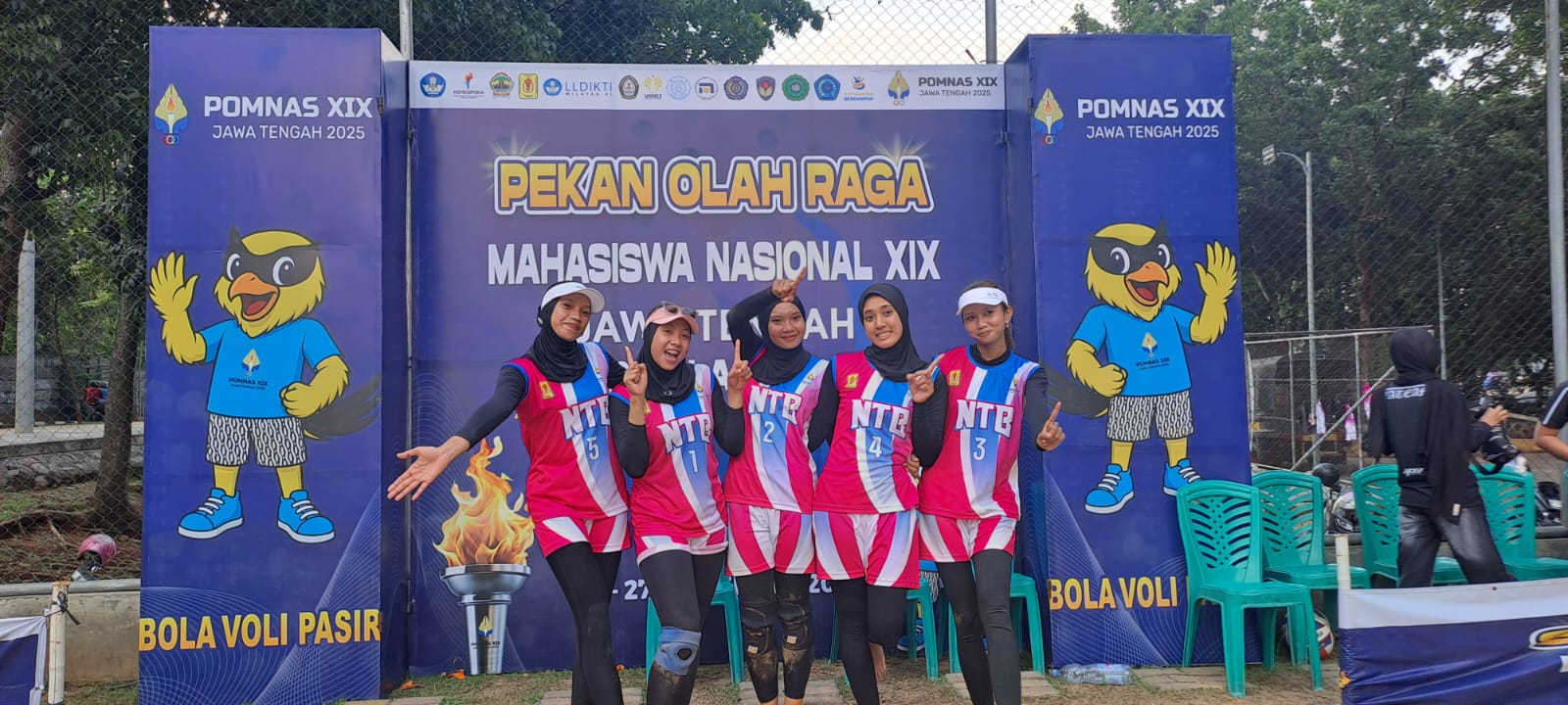 Tim voli pasir putri NTB berhasil menyumbangkan medali emas terakhir bagi NTB di Pomnas XIX Jawa Tengah 2025.