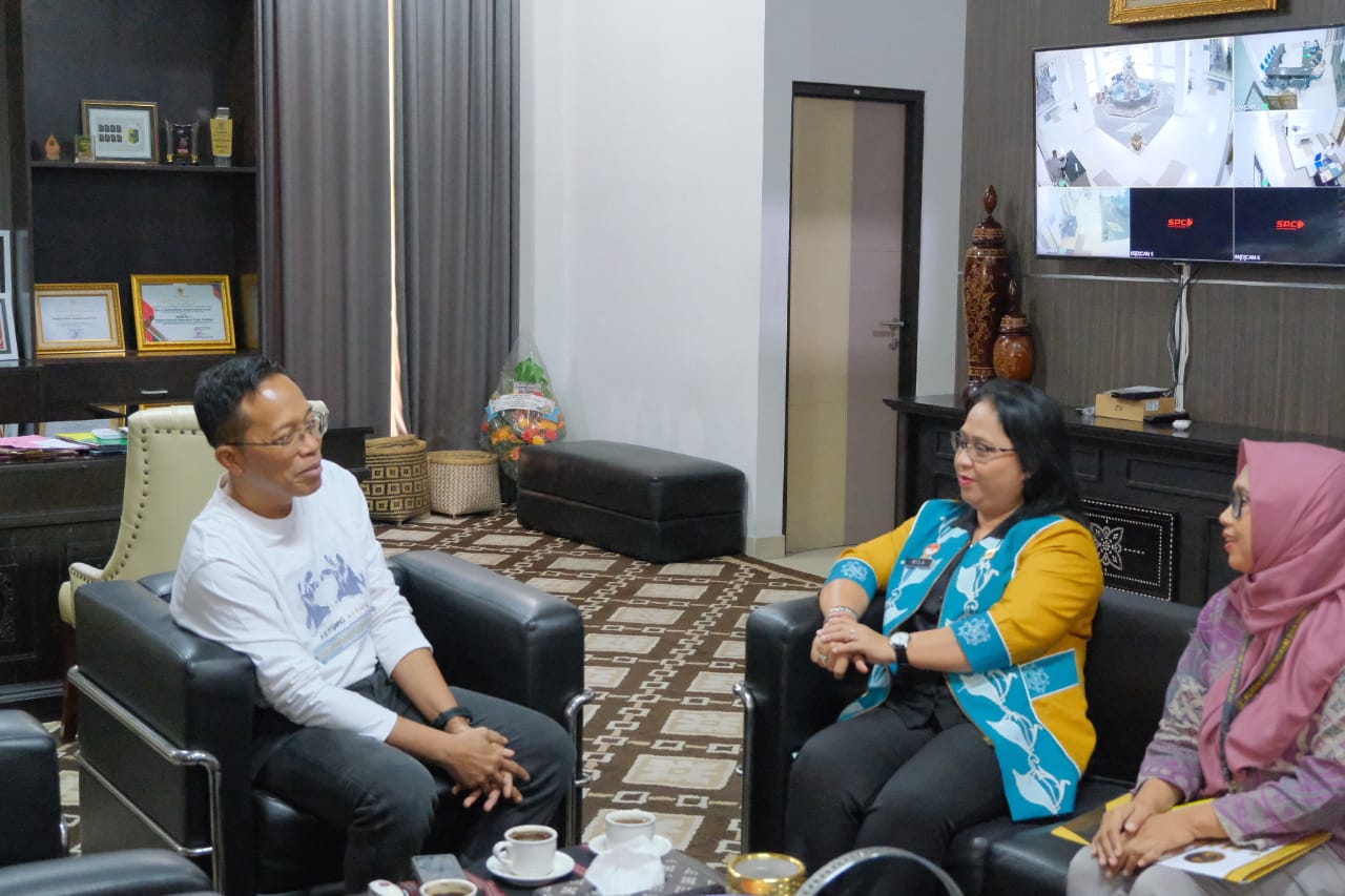 Kakanwil Kemenkum NTB I Gusti Putu Milawati saat audiensi dengan Sekretaris Daerah (Sekda) Lombok Timur, M. Juaeni Taufik, di ruang kerjanya, Jumat (26/9).