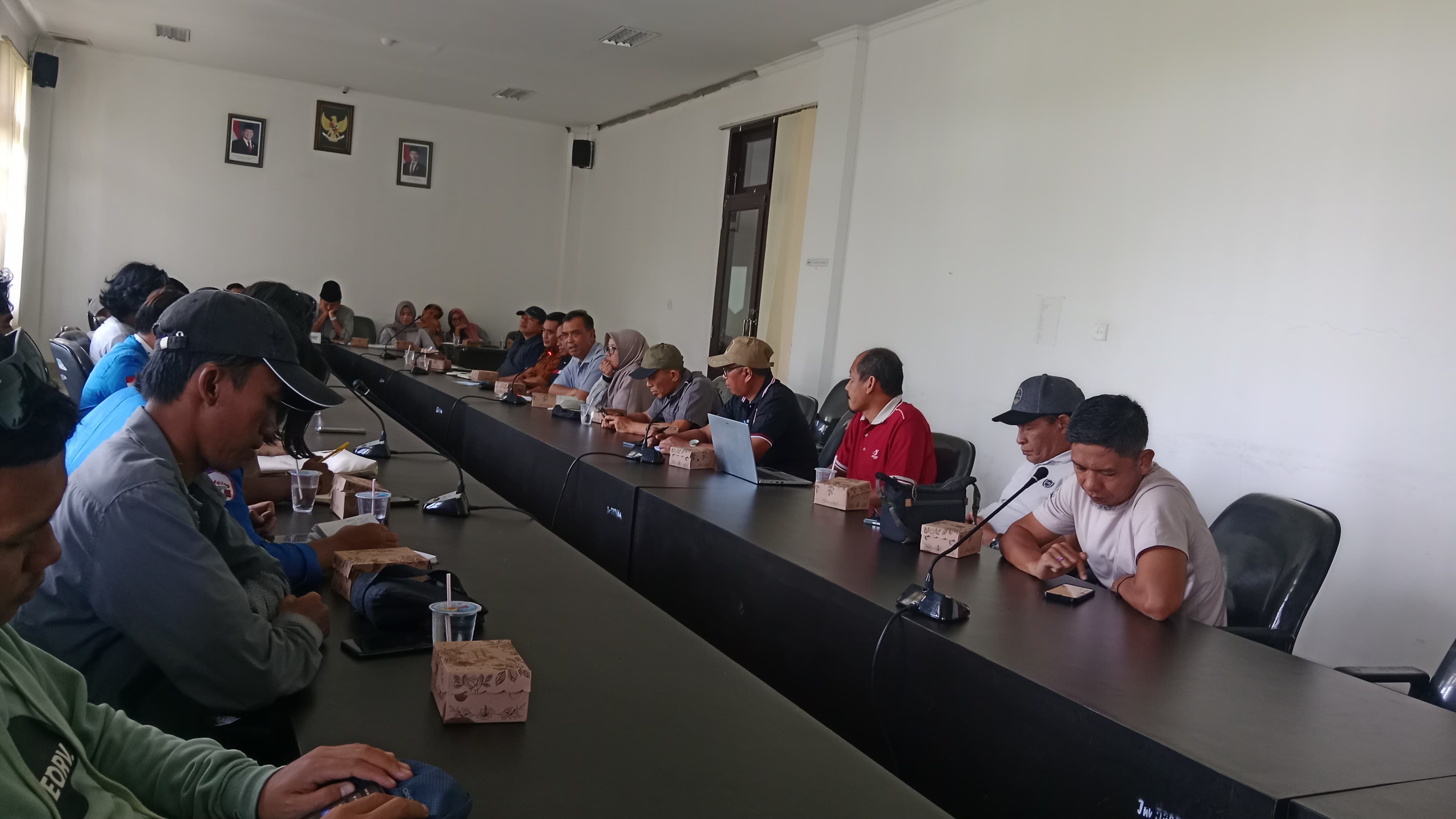 Puluhan pemuda dan mahasiswa di Lombok Timur (Lotim) saat melakukan audiensi di kantor DPRD Lotim untuk menolak pembangunan SMA Unggulan Garuda Nusantara di kawasan Kebun Raya Lemor Kecamatan Suela