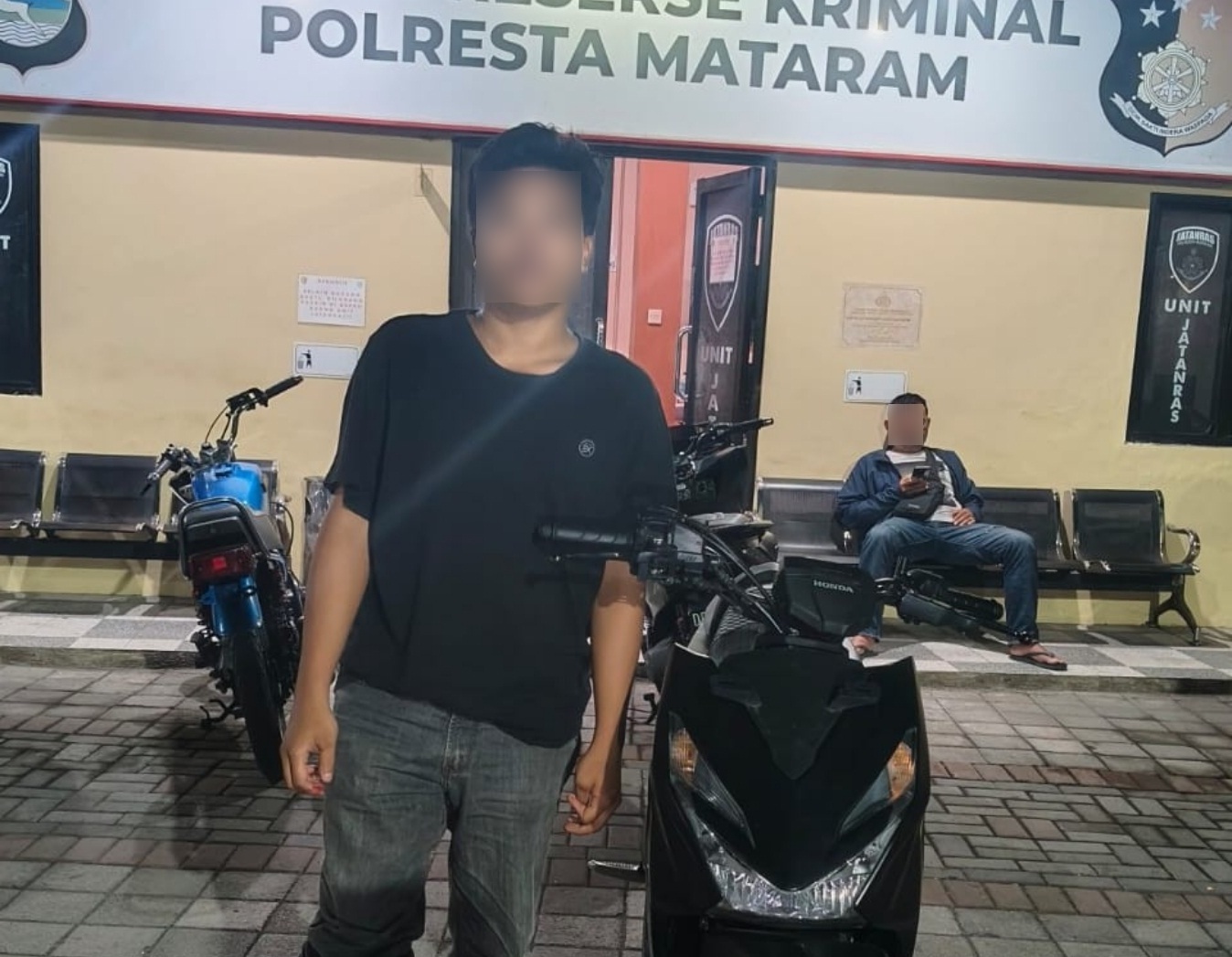 DITEMBAK: Pelaku Curanmor berinisial AT alias Eng diamankan tim Opsnal Polresta Mataram, Jumat dini hari (26/9).&nbsp;