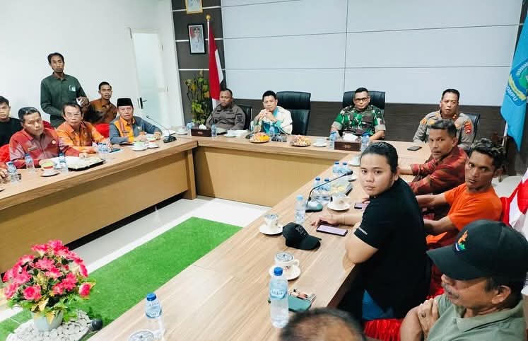 Puluhan petani dan peternak Kawasan Doroncanga, Kecamatan Pekat, audiensi dengan Bupati Dompu Bambang Firdaus di ruang rapat bupati setempat, Kamis (25/9).