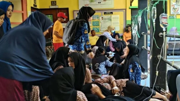Siswa di Kecamatan Empang mendapat perawatan usai menyantap MBG, Selasa (16/9).