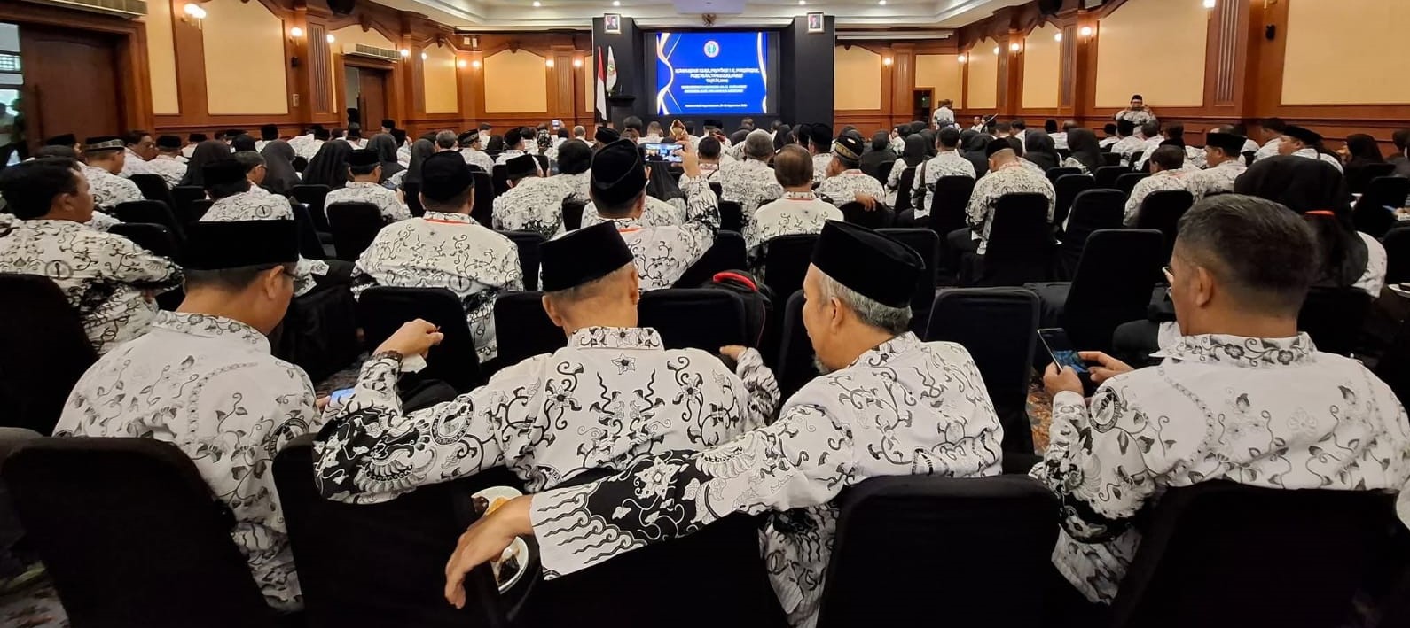 Pengurus PGRI kabupaten/kota dan NTB pada pembukaan Porsenijar dan konferensi kerja provinsi di Hotel Lombok Raya, Jumat (26/9). Padukan Porsenijar dengan Konkerprov sebagai ajang solidaritas.
