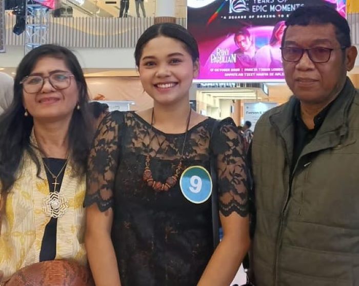 Greycia Angelika Baco, siswi SMAN 2 Mataram (tengah) meraih juara nyanyi solo Voice of KK NTB yang digelar BI NTB di LEM, pekan lalu.