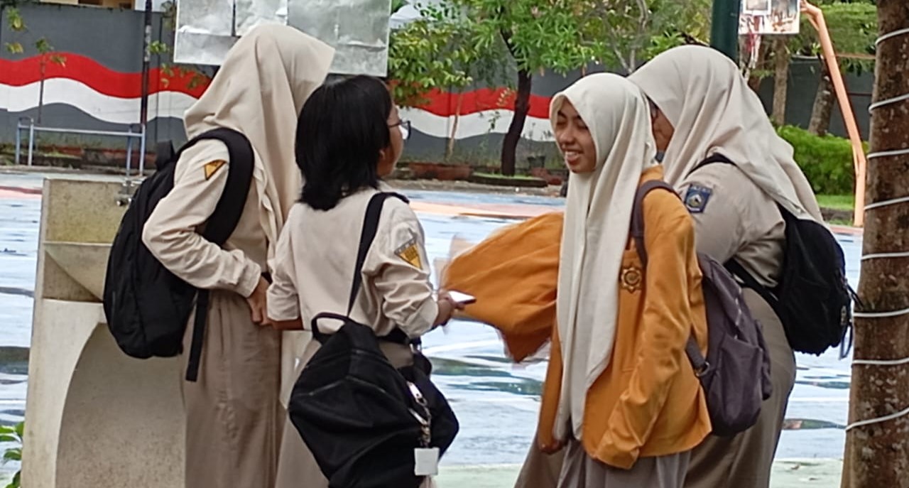 Siswa SMAN 3 Mataram menunggu jemputan saat pulang sekolah, belum lama ini. SMAN 3 Mataram mantapkan budaya literasi siswa.