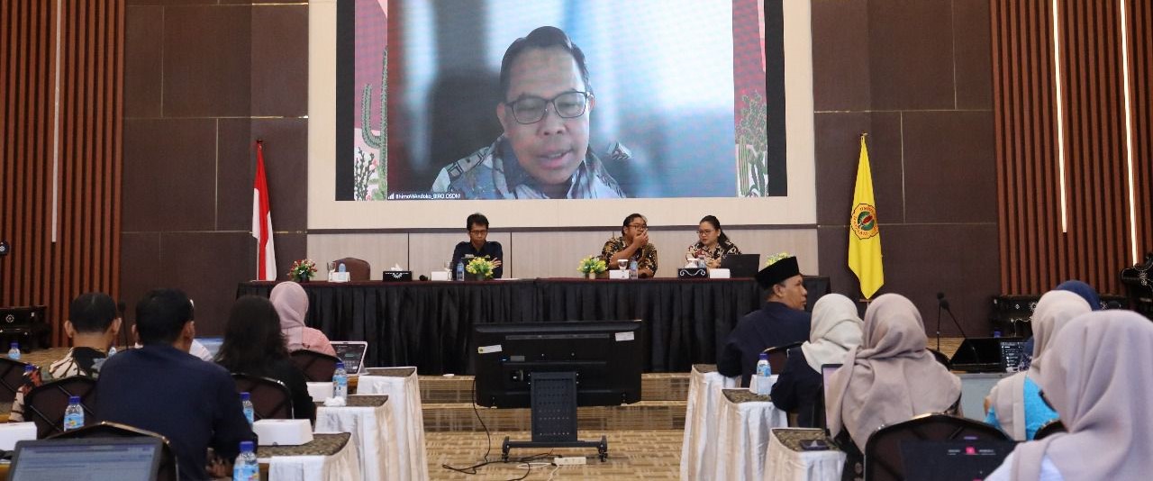 Puluhan PNS dari berbagai unit kerja Unram mengikuti sosialisasi kenaikan pangkat dan angka kredit ASN bagi para pejabat fungsional dan PNS di Ruang Sidang Senat Rektorat, Kamis lalu (25/9).