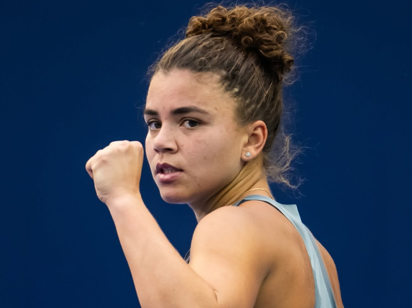 Jasmine Paolini menang mudah, Elena Rybakina susah payah. Dua unggulan top 10 sukses melaju ke babak ketiga China Open 2025 setelah drama sengit.