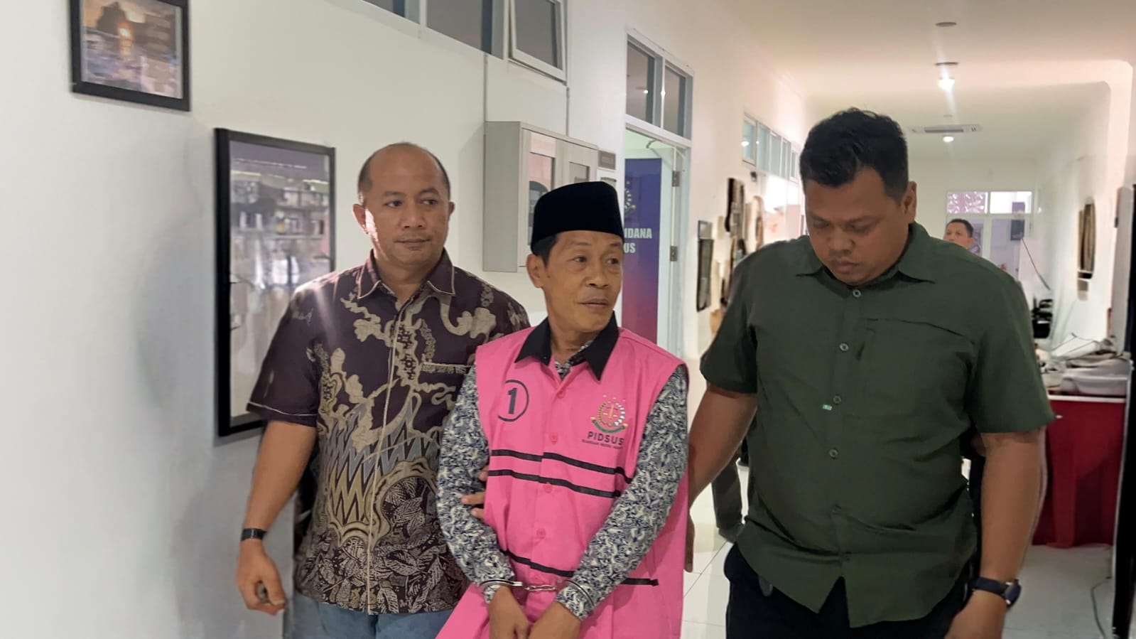 TERANCAM DIBERHENTIKAN: Kepala Desa Bagik Polak Amir Amraen Putra saat ditahan penyidik Kejaksaan Negeri Mataram.