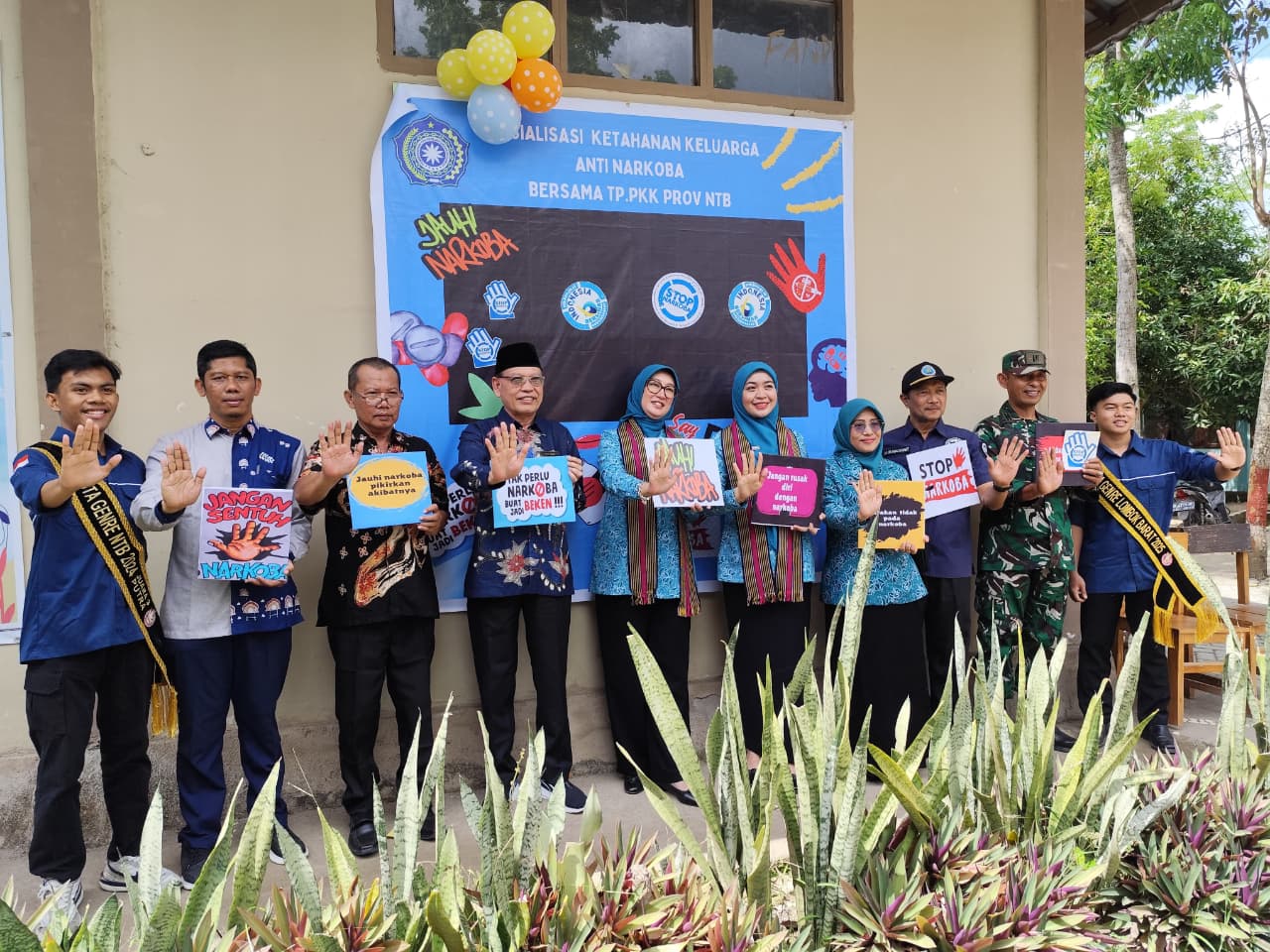LAWAN NARKOBA: Ketua TP PKK NTB Hj Sinta M Iqbal dan Ketua TP PKK Lombok Barat Hj Ayu Indra Rukmana Zaini saat menggelar sosialisasi ketahanan keluarga anti narkoba di SMKN 2 Sekotong, Sabtu (27/9).