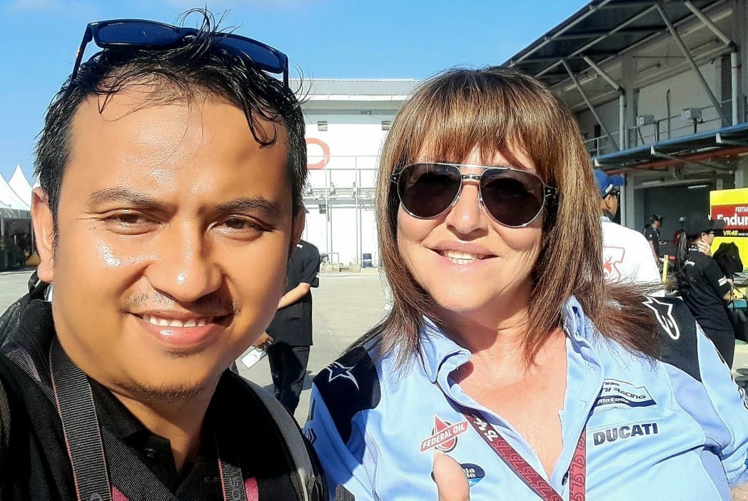 RAMAH DAN BERSAHAJA: Pemilik Gresini Racing Nadia Padovani selfie bersama wartawan Lombok Post Hamdani Wathoni di area paddock Sirkuit Mandalika pada gelaran MotoGP 2024 lalu.