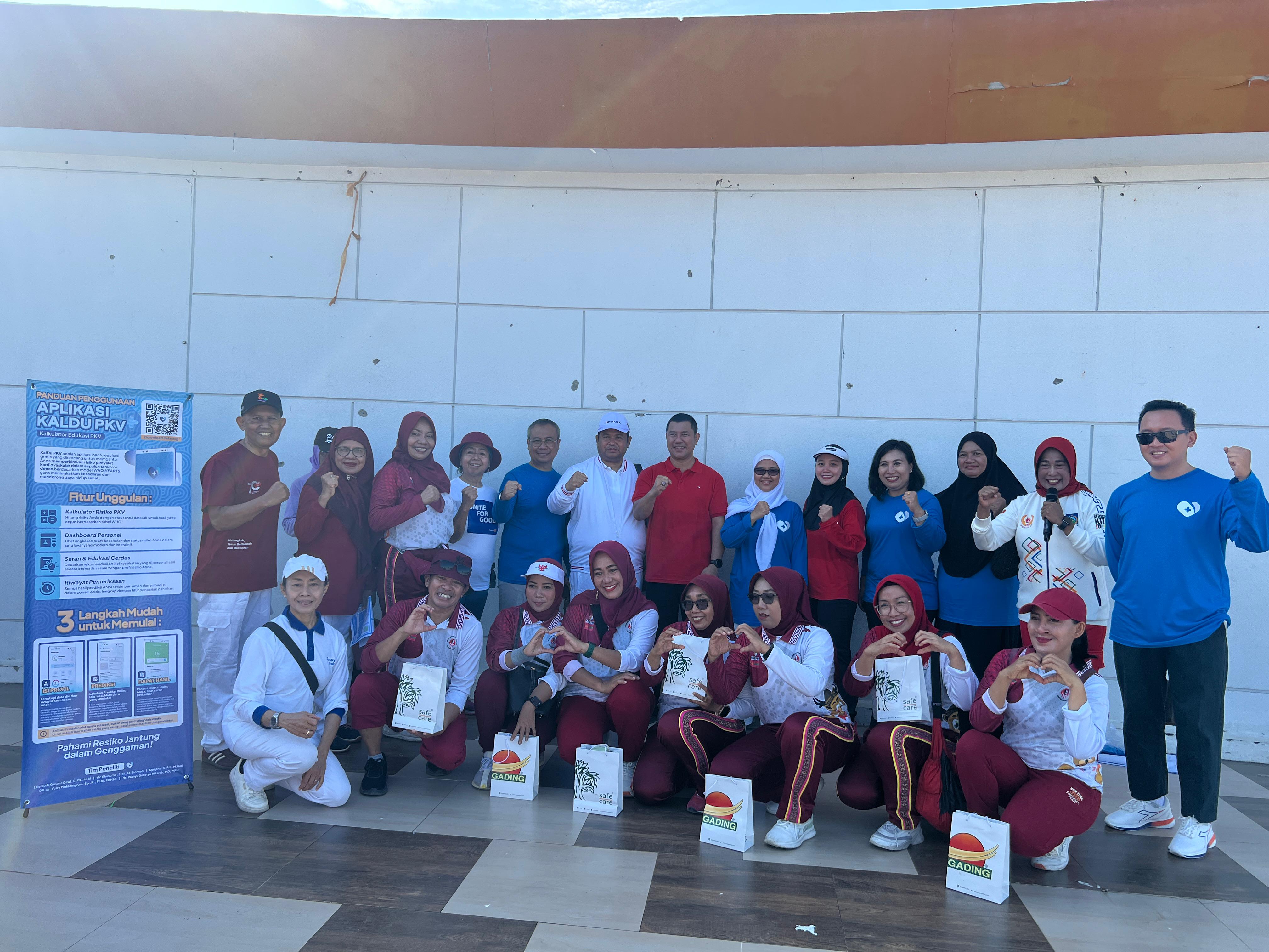 SINERGI: Para undangan dan pemangku kepentingan dari berbagai instansi kesehatan foto bersama usai soft launching KALDU PKV, Minggu (29/9).