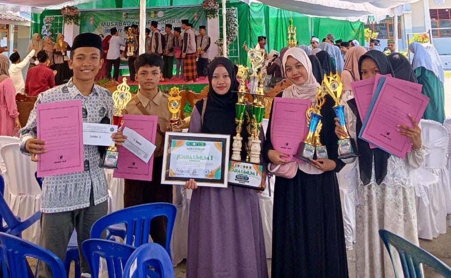 Siswa-siswi MAN 1 Lotim yang berhasil meraih juara pada lomba Tahfiz