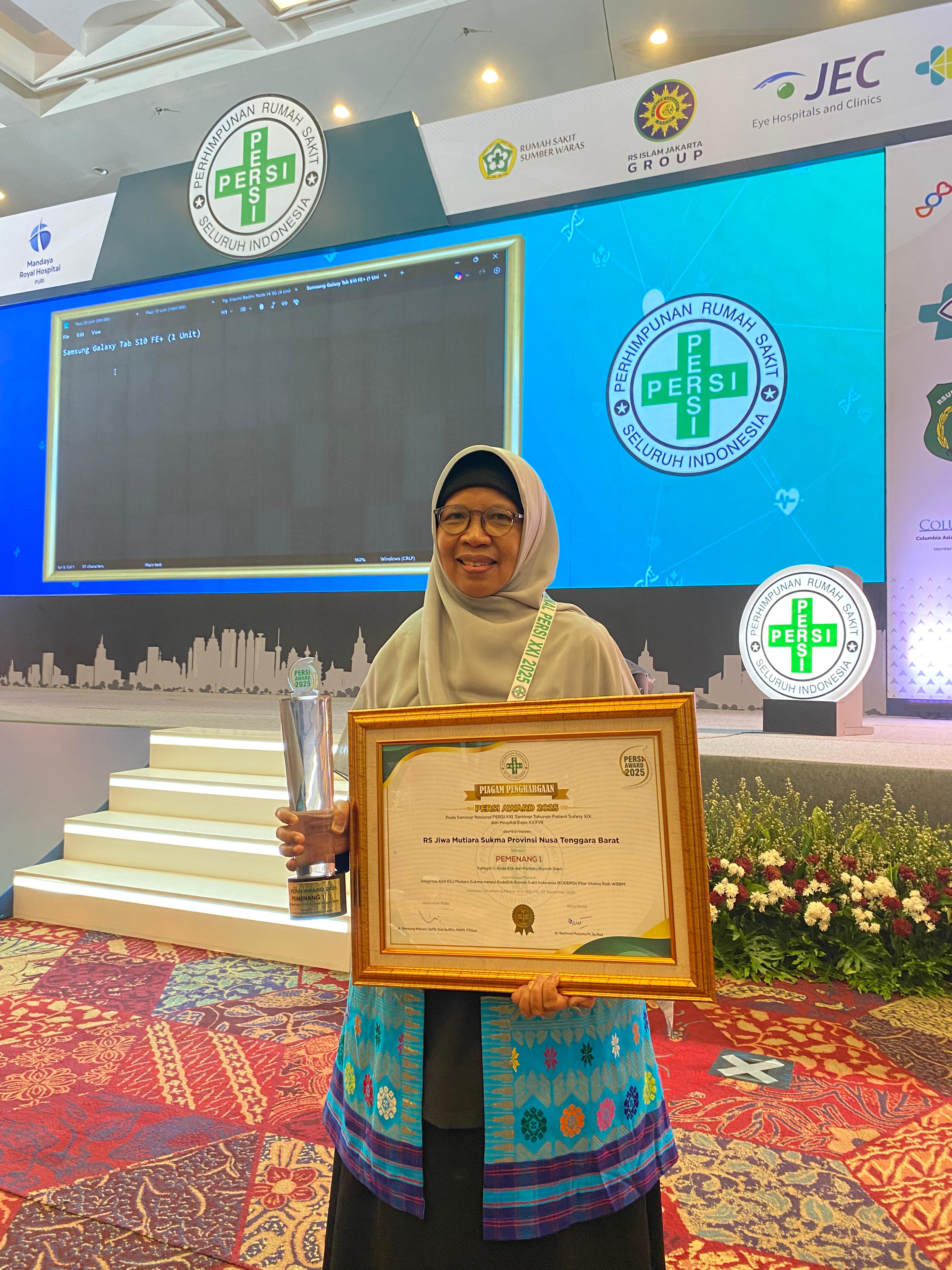 BUAT BANGGA: Direktur RS Mutiara Sukma dr Wiwin Nurhasida menunjukkan penghargaan Juara 1 PERSI Award 2025-MAKERSI Award 2025.