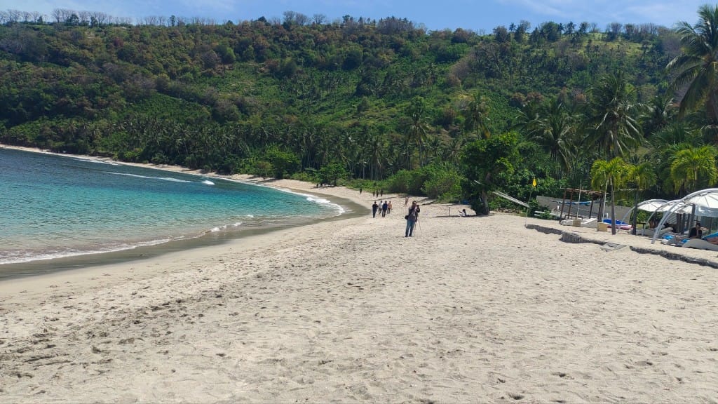 PASTIKAN AMAN: Suasana di Pantai Nipah. Tempat wisata ini sempat sepi setelah adanya kasus pembunuhan beberapa waktu lalu