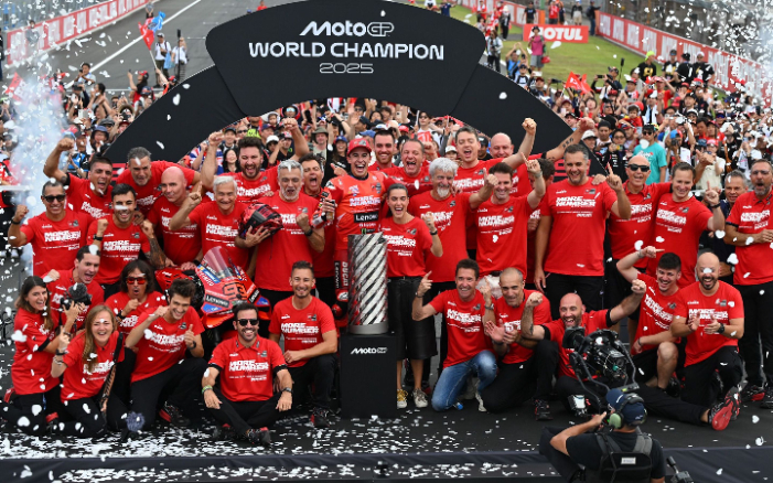 Marc Marquez resmi juara dunia MotoGP 2025. Dari cedera horor hingga comeback bersejarah bersama Ducati.