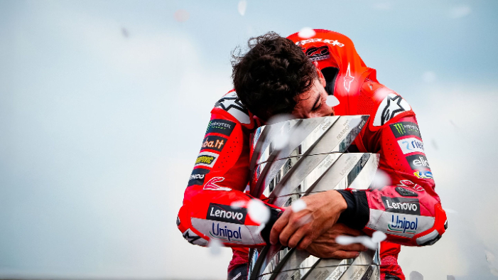 Marc Marquez resmi gabung klub elit setelah juara MotoGP 2025 bersama Ducati. Rekornya kini sejajar Rossi dan Stoner, favorit untuk 2026.