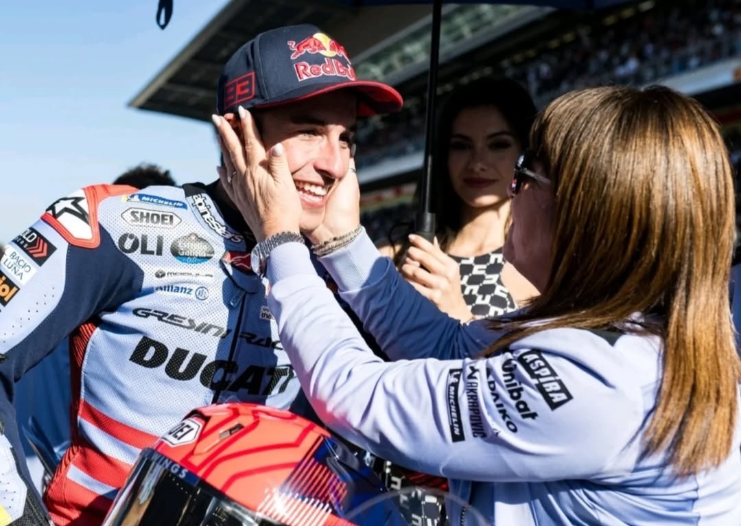 KEMBALIKAN SENYUMAN MARC: Nadia Padovani bersama Marc Marquez saat di Gresini Racing Team.