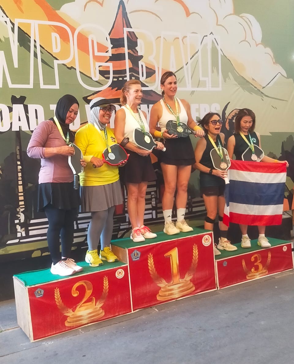 Rodia Winarni saat menerima medali perak pada ajang World Pickleball Championship 2025 yang berlangsung di Bali.