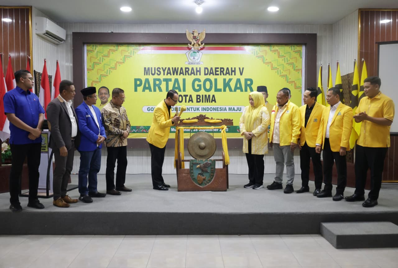MUSDA : Ketua DPD Golkar NTB  H Mohan Roliskana memukul gong sebagai tanda pembukaan Musda Golkar Kota Bima di Kota Bima (28/9).