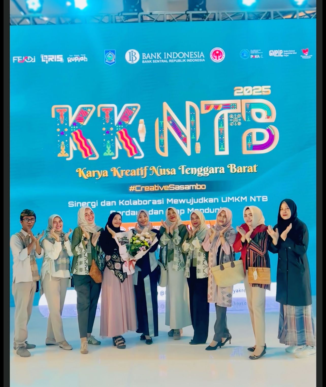 GEBRAK PANGGUNG NTB: Ketua Dekranasda Loteng Nurul Aini Pathul Bahri (paling tengah) berfoto bersama usai mengikuti ajang Karya Kreatif NTB 2025 di Epicentrum Mall, Mataram, pekan lalu.