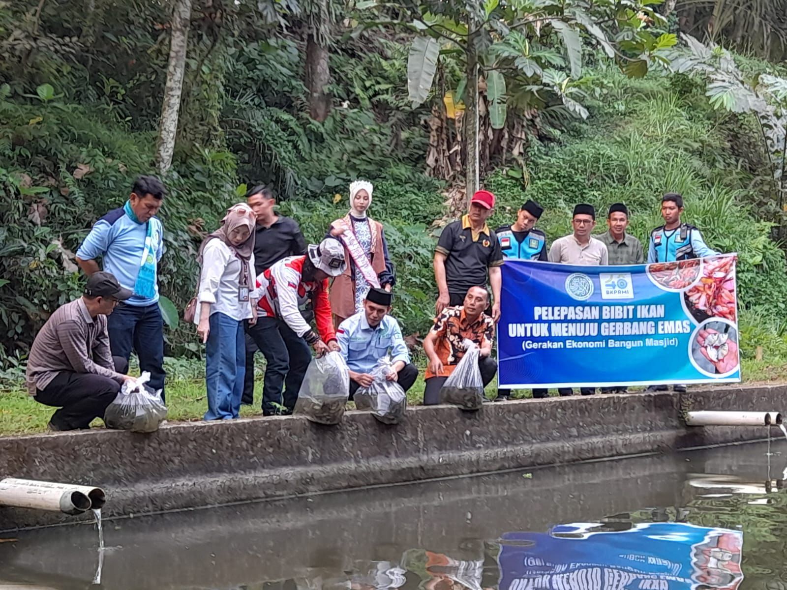 Kegiatan pelepasan benih ikan yang merupakan bagian dari Gerakan Bangun Ekonomi Masjid (Gerbang Emas), di Dusun Telaga Ngembeng, Lombok Barat, Jumat (26/9).