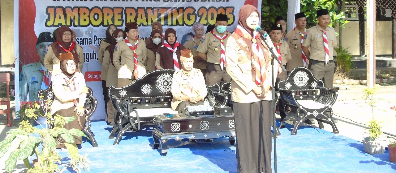 Ketua Majelis Pembimbing Ranting Sandubaya Henny Suyasih membuka Jambore Ranting Sandubaya di SMP 12 Mataram. Jambore Ranting Sandubaya bangun generasi tangguh.