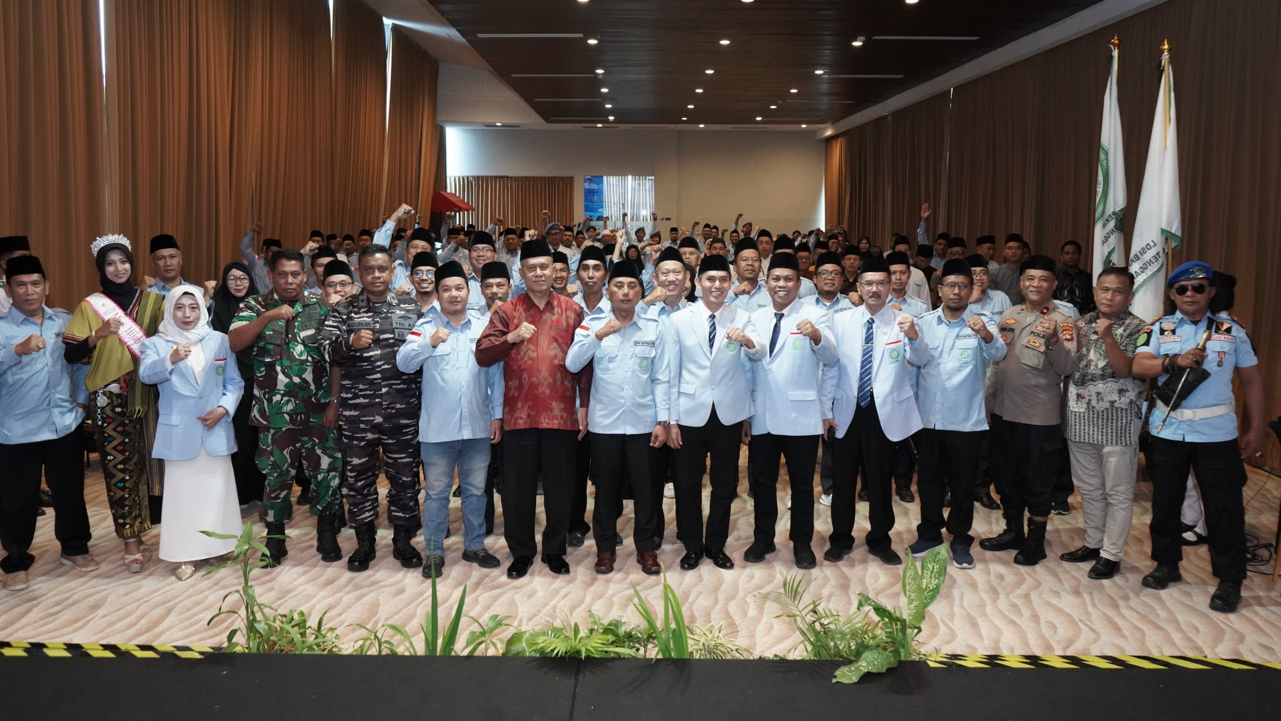 Seluruh peserta dan tamu undangan pelantikan dan Rakerwil DPW BKPRMI NTB periode 2025-2030 berfoto bersama.