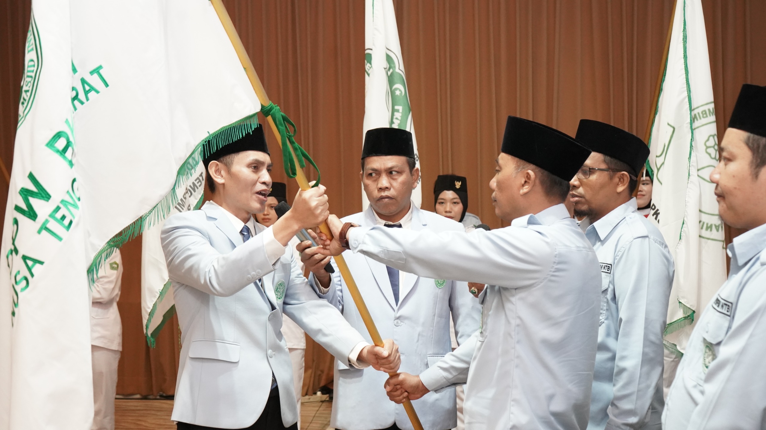 Ketua Umum DPP BKPRMI H Nanang Mubarok (kiri) melantik Ketua Umum DPW BKPRMI NTB periode 2025-2030, H Jamaluddin.