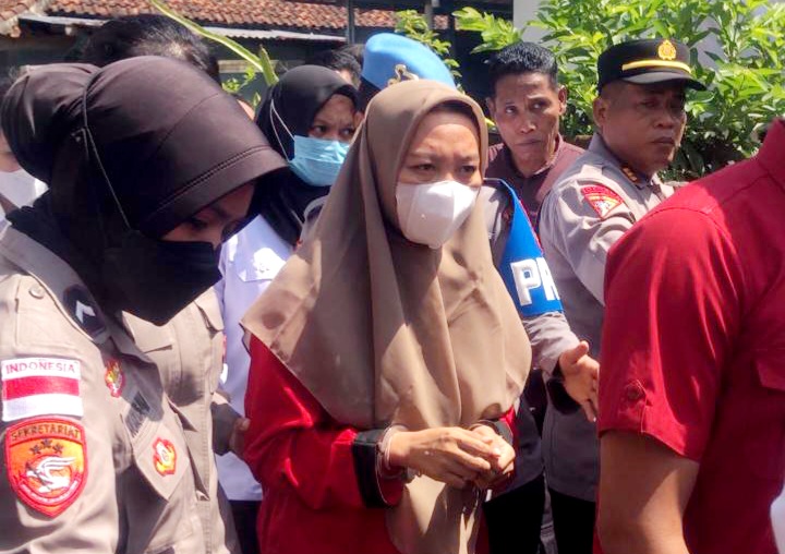TERSANGKA: Brigadir Rizka Sintiyani, tersangka pembunuhan suaminya almarhum Brigadir Esco Faska Rely hadir saat rekonstruksi ulang di Desa Jembatan Gantung, Lombok Barat, Senin (29/9)