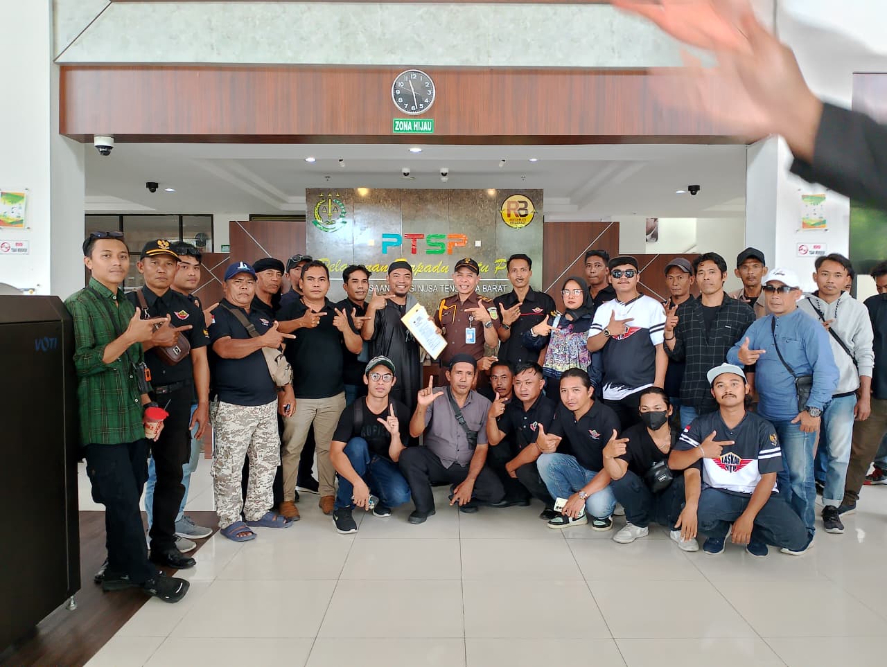 LASKAR NTB bersama kelompok masyarakat dari Lombok Barat, Lombok Tengah, dan Lombok Timur, Senin (29/9), resmi melaporkan dua figur publik ke Kejaksaan Tinggi (Kejati) NTB.